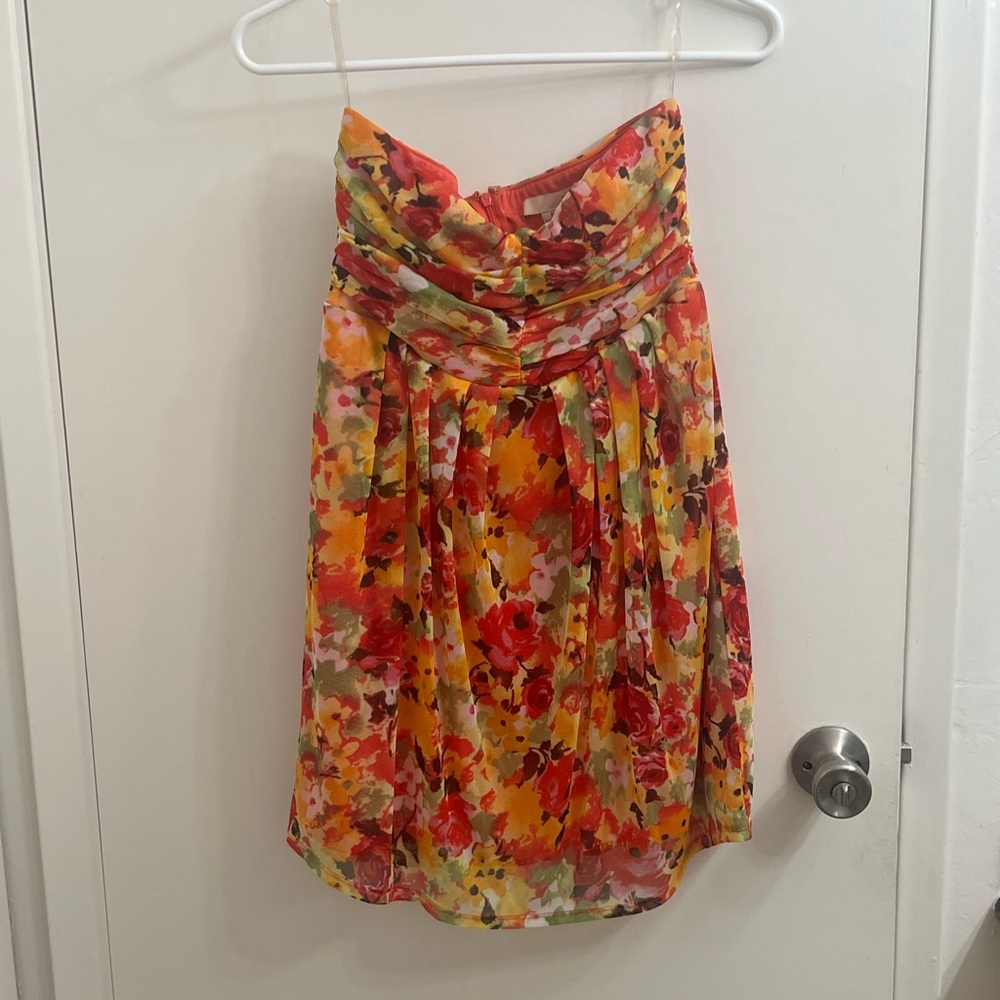 Size medium. Floral print. Strapless dress.forever 21.
